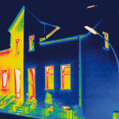 Termographie-Bild zeigt, wie gut die Wärmedämmung auf der rechten Doppelhaushälfte funktionert