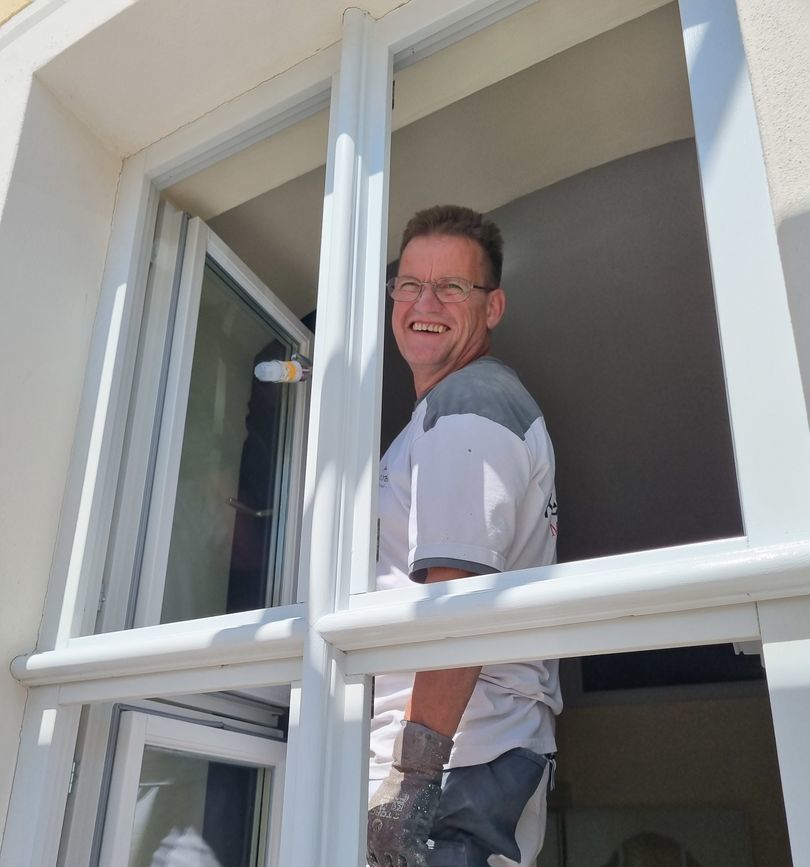 Fensteranstrich weiß deckend Deckender weißer Anstrich von Holzfenster Renovierungsanstrich in Freystadt