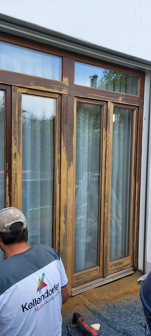 Holzfenster vor der Renovierung müssen gut geschliffen und gereinigt werden