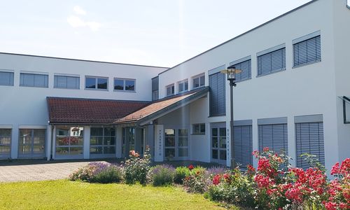 Zufriedener Kunde nach der Renovierung der Fassade incl. Anstrich der Fenster und Aufbringen einer neuen Beschriftung