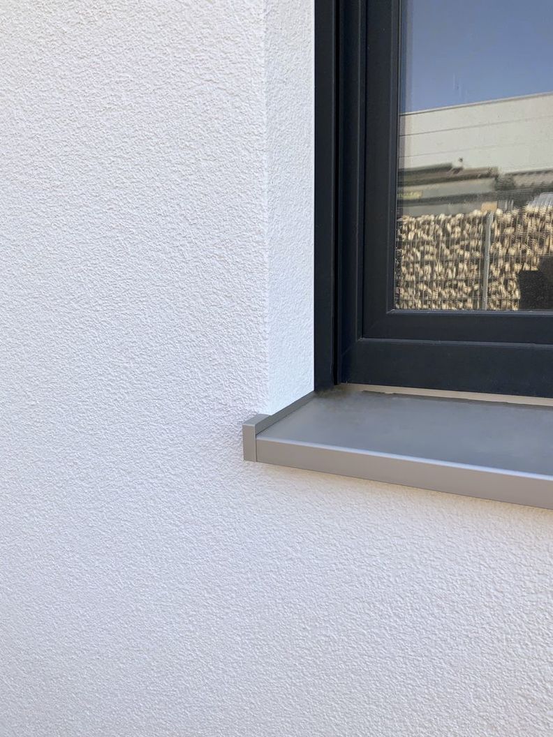Detailausbildung eines WDVS-Fensteranschlusses auf einer Baustelle in Neumarkt