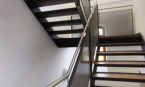 Treppenhausrenovierung mit Treppe in Burggriesbach. Hier wurde ein neuer Anstrich aufgebracht.