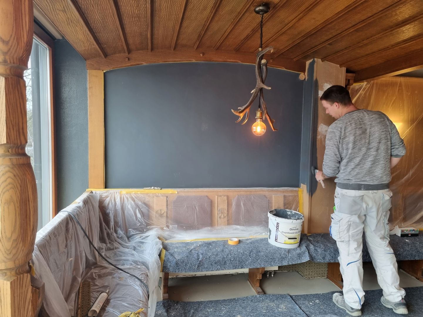 Das Cafe Beck ist im ganzen Landkreis Neumarkt bekannt und hat neu renoviert. Wir durften die Malerarbeiten dabei ausführen. Mitarbeiter beim Vorbereiten des Untergrundes.