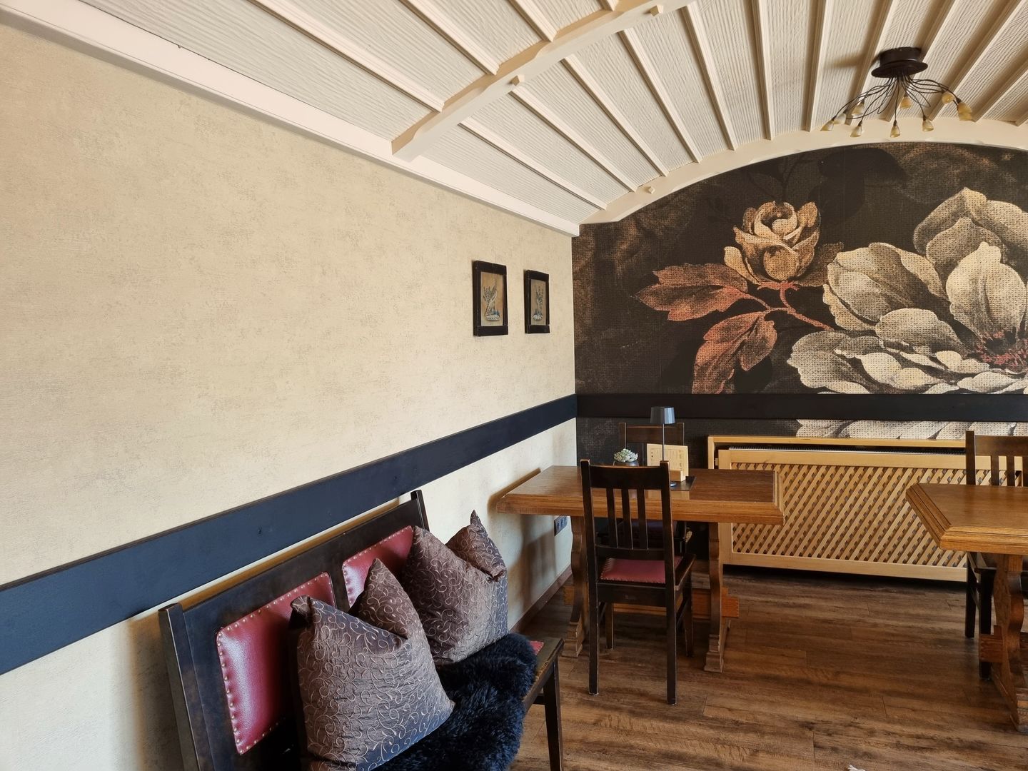 Tolle Fototapete neben einer Wand mit Designtapete aufgebracht. Das Cafe Beck ist auch im angrenzenden Landkreis Roth bekannt und hat neu renoviert. Wir durften die Malerarbeiten dabei ausführen.