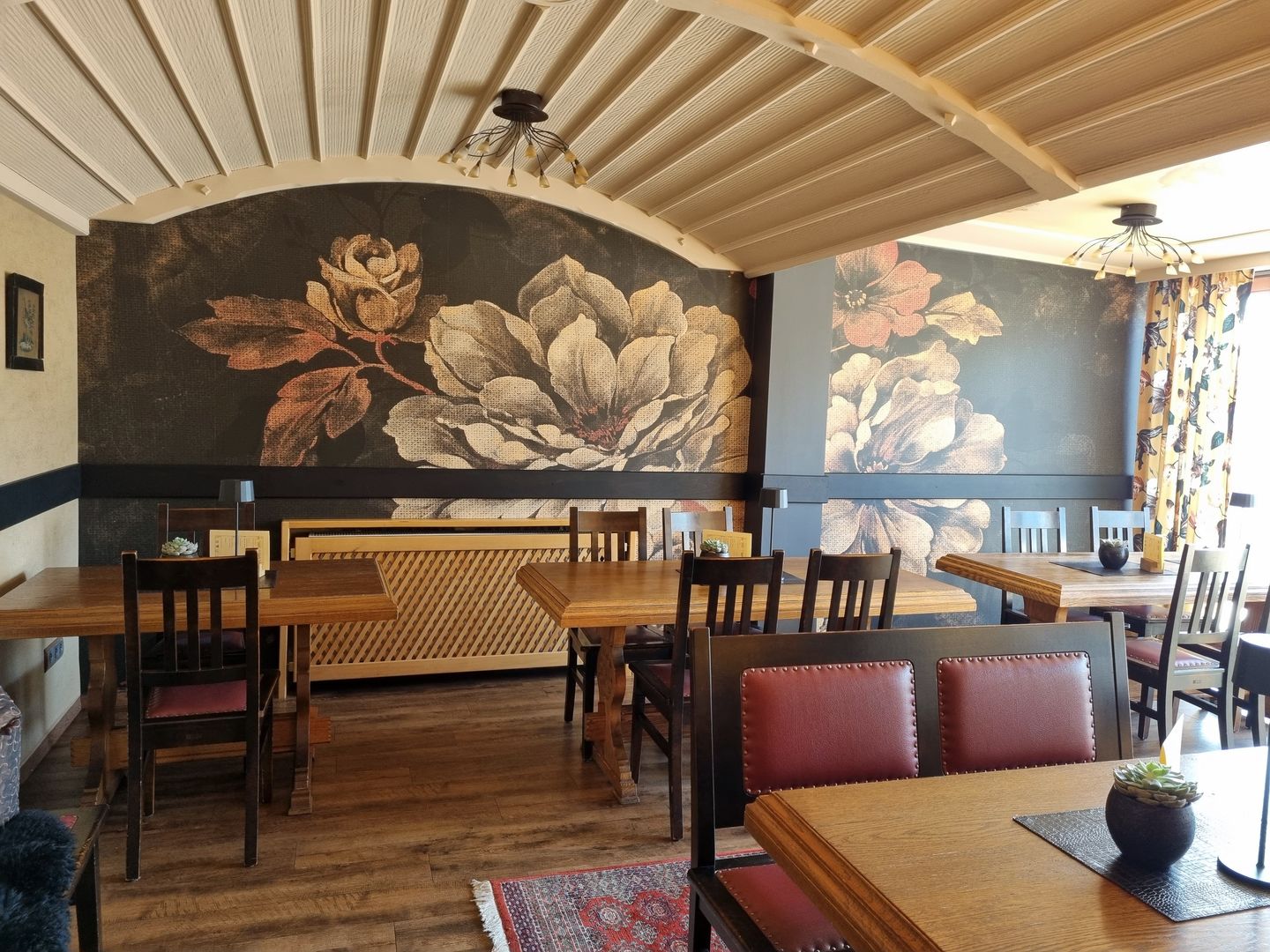 Tolle individuelle Fototapete als Sonderanfertigung tapeziert. Das Cafe Beck ist im ganzen Landkreis Neumarkt bekannt und hat neu renoviert. Wir führten die Malerarbeiten aus.