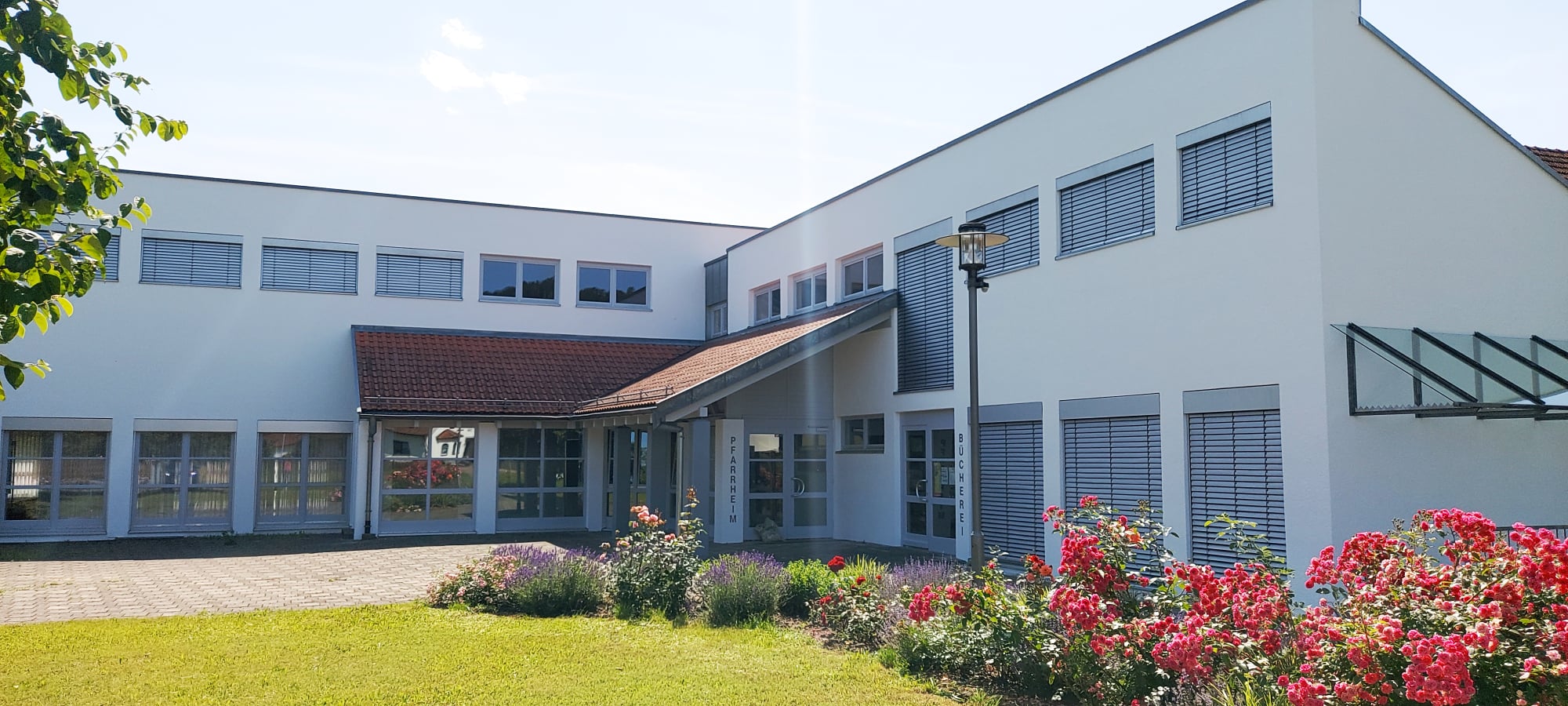 Zufriedener Kunde nach der Renovierung der Fassade incl. Anstrich der Fenster und Aufbringen einer neuen Beschriftung