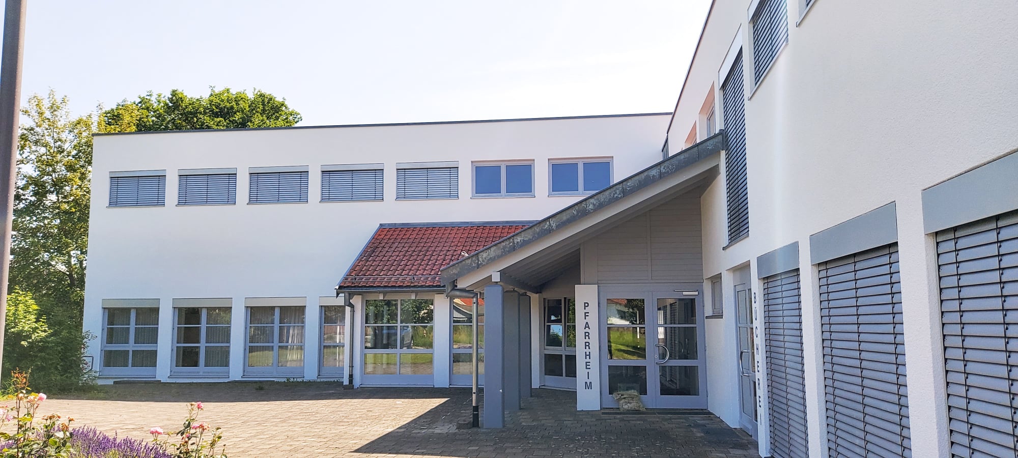 Gelungener Fassadenanstrich des Pfarrheims in Reichertshofen bei Neumarkt. Davor war die Fassade stark veralgt.