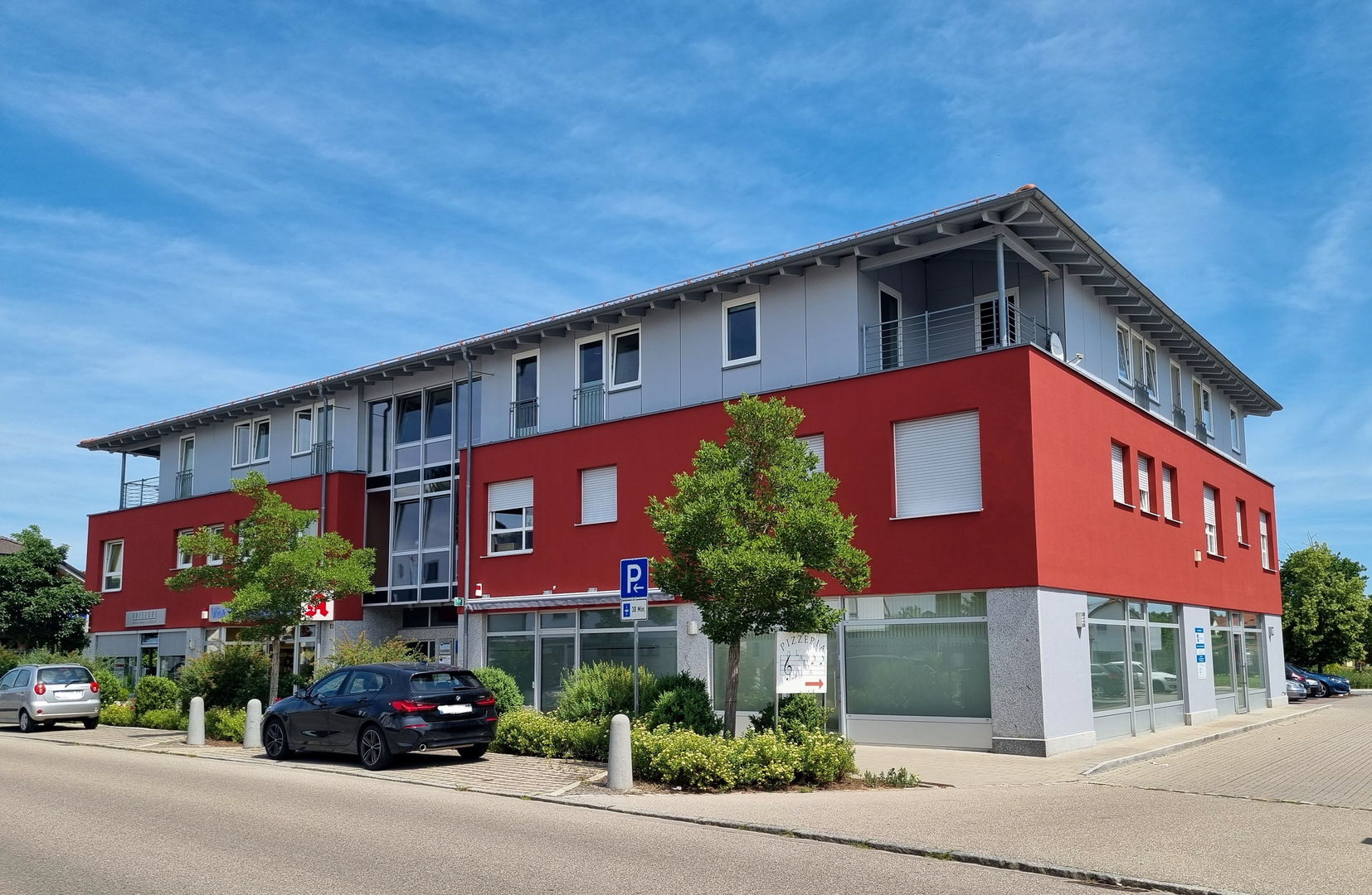 Die Fassade des Ärztehauses in Freystadt wurde von unseren Malern mit einem intensiven, mineralischen Rot von Keimfarben gestrichen